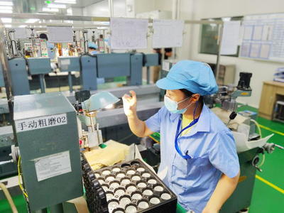 信陽舜宇光學:看一枚鏡片映出的五光十色